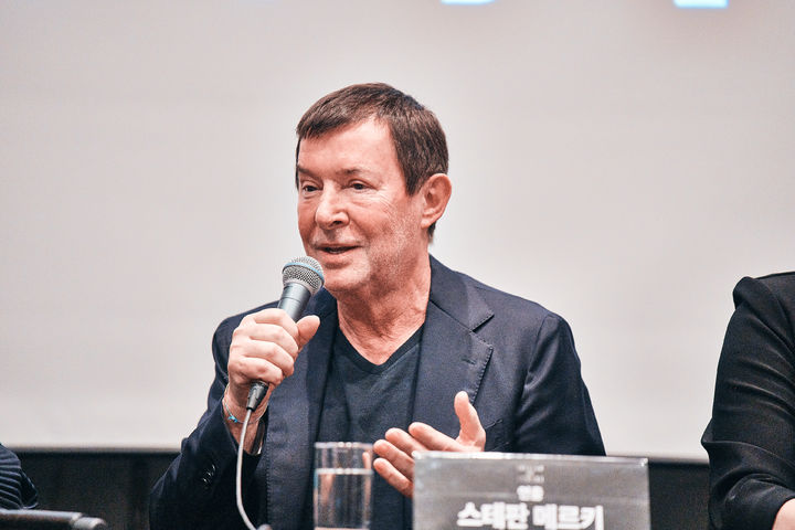 [서울=뉴시스] 17일 서울 중구 더 플라자 호텔에서 열린 '트리스탄과 이졸데' 기자간담회에서 작품 연출을 맡은 스테판 메르키가 발언하고 있다. (사진=국립오페라단 제공) 2025.11.17. photo@newsis.com *재판매 및 DB 금지