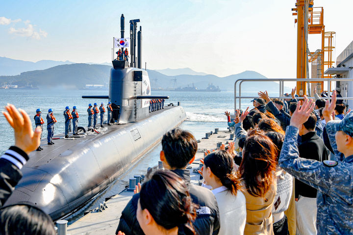 [서울=뉴시스] 해군 도산안창호급 잠수함 안무함(SS-Ⅲ, 3,000톤급)이 2025 사일런트 샤크 훈련 참가를 위해 지난 11월 4일 진해군항을 출항하고 있다. (사진=해군 제공). 2025.11.17. photo@newsis.com *재판매 및 DB 금지