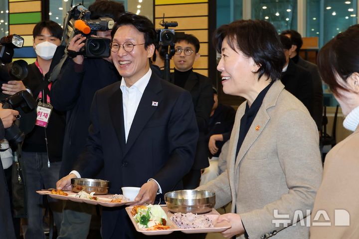 [서울=뉴시스] 청사사진기자단 = 김민석 국무총리가 17일 '천원의 아침밥'을 제공하는 서울 종로구 성균관대학교 은행골식당을 찾아 송미령 농림출산식품부 장관과 자율배식을 마친 뒤 이동하고 있다. 2025.11.17. photo@newsis.com