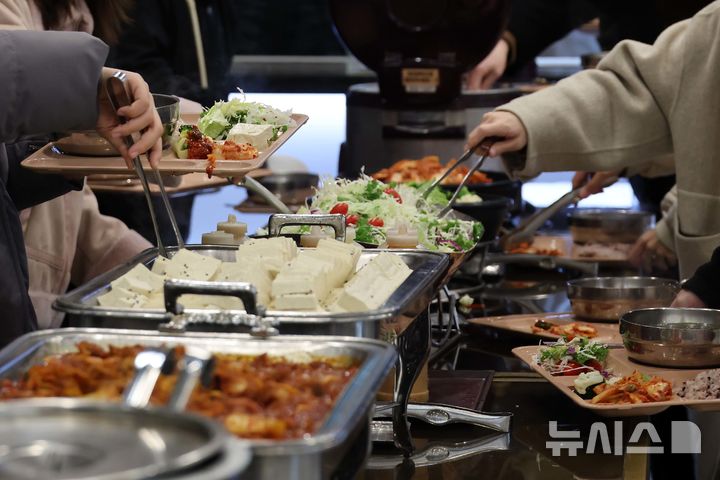 [서울=뉴시스] 청사사진기자단 = 17일 '천원의 아침밥'을 제공하는 서울 종로구 성균관대학교 은행골식당을 찾은 학생들이 자율배식을 하고 있다. 2025.11.17. photo@newsis.com