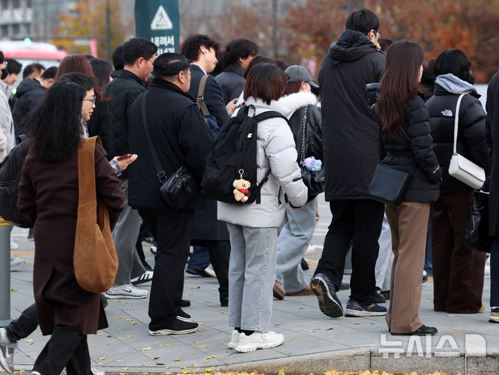 [서울=뉴시스] 이영환 기자 = 북쪽에서 찬 공기가 유입되면서 기온이 큰 폭으로 내려간 17일 오전 서울 종로구 광화문 네거리에서 두꺼운 옷을 입은 시민들이 출근길 발걸음을 재촉하고 있다. 2025.11.17. 20hwan@newsis.com
