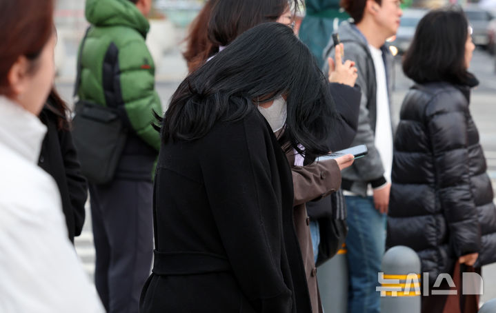 [서울=뉴시스] 이영환 기자 = 북쪽에서 찬 공기가 유입되면서 기온이 큰 폭으로 내려간 17일 오전 서울 종로구 광화문 네거리에서 한 시민이 몸을 움츠리고 있다. 2025.11.17. 20hwan@newsis.com