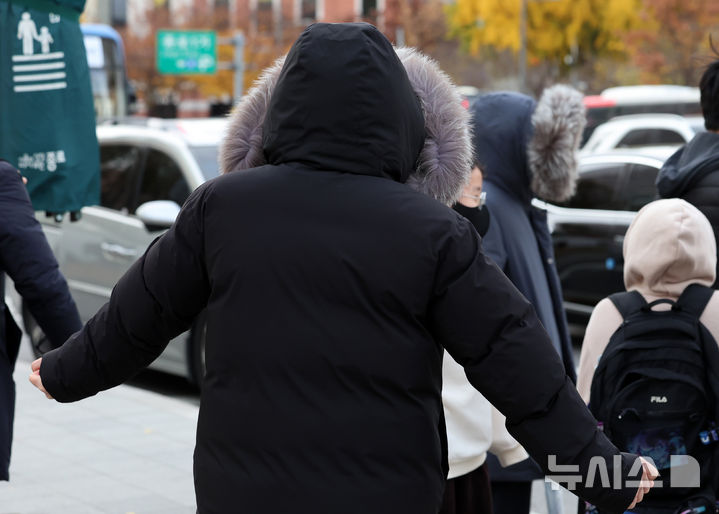 [서울=뉴시스] 이영환 기자 = 북쪽에서 찬 공기가 유입되면서 기온이 큰 폭으로 내려간 17일 오전 서울 종로구 광화문 네거리에서 두꺼운 옷을 입은 시민들이 출근길 발걸음을 재촉하고 있다. 2025.11.17. 20hwan@newsis.com