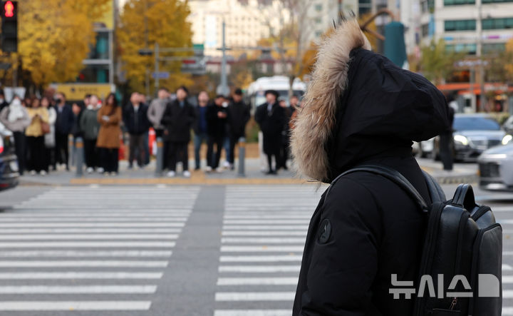 [서울=뉴시스] 이영환 기자 = 북쪽에서 찬 공기가 유입되면서 기온이 큰 폭으로 내려간 전날 오전 서울 종로구 광화문 네거리에서 두꺼운 옷을 입은 시민이 신호를 기다리고 있다. 2025.11.17. 20hwan@newsis.com