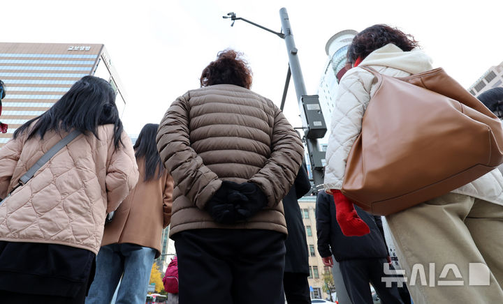 [서울=뉴시스] 이영환 기자 = 북쪽에서 찬 공기가 유입되면서 기온이 큰 폭으로 내려간 17일 오전 서울 종로구 광화문 네거리에서 장갑을 낀 시민이 신호를 기다리고 있다. 2025.11.17. 20hwan@newsis.com