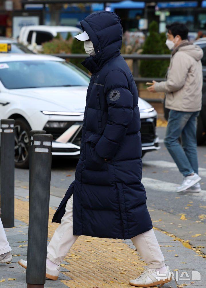 [서울=뉴시스] 이영환 기자 = 북쪽에서 찬 공기가 유입되면서 기온이 큰 폭으로 내려간 17일 오전 서울 종로구 광화문 네거리에서 두꺼운 옷을 입은 시민들이 출근길 발걸음을 재촉하고 있다. 2025.11.17. 20hwan@newsis.com