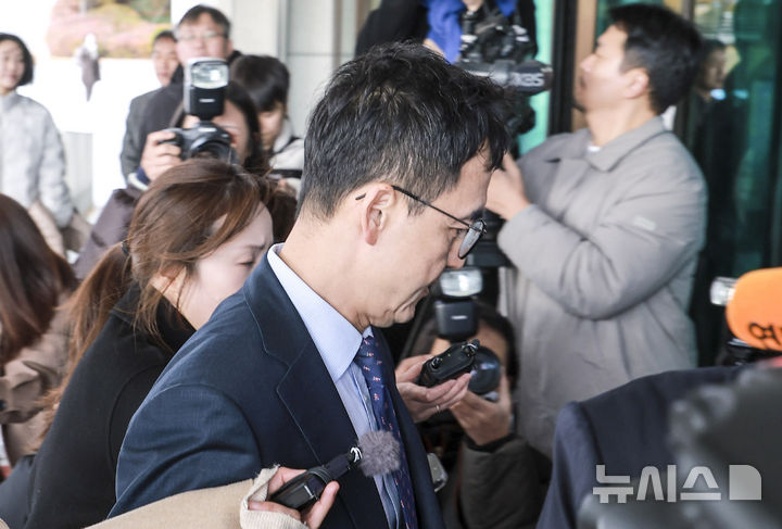 [서울=뉴시스] 정병혁 기자 = 구자현 신임 대검찰청 차장 검사(검찰총장 직무대행)가 17일 서울 서초구 대검찰청으로 출근하고 있다. 2025.11.17. jhope@newsis.com