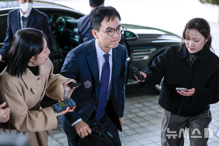 [서울=뉴시스] 정병혁 기자 = 구자현 신임 대검찰청 차장 검사(검찰총장 직무대행)가 17일 서울 서초구 대검찰청으로 출근하고 있다. 2025.11.17. jhope@newsis.com