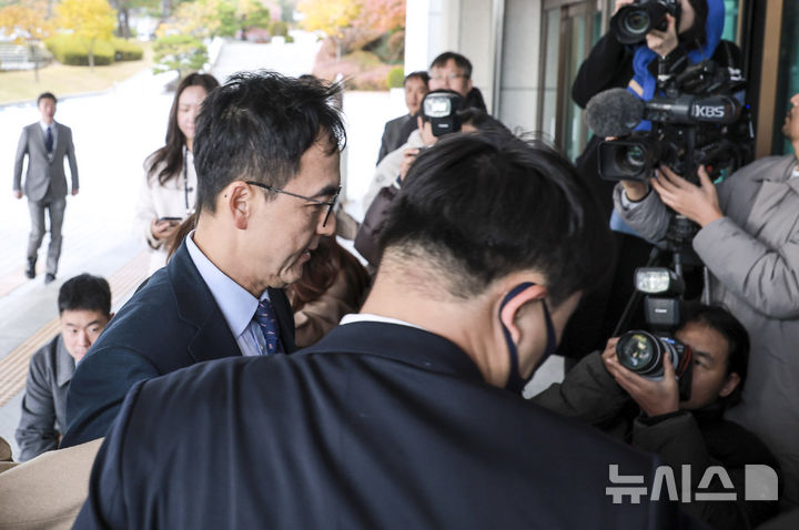 [서울=뉴시스] 정병혁 기자 = 구자현 신임 대검찰청 차장 검사(검찰총장 직무대행)가 17일 서울 서초구 대검찰청으로 출근하고 있다. 2025.11.17. jhope@newsis.com