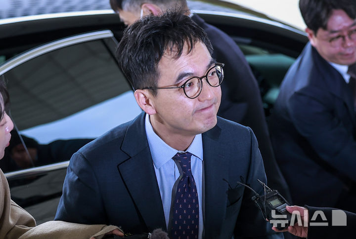 [서울=뉴시스] 정병혁 기자 = 구자현 신임 대검찰청 차장 검사(검찰총장 직무대행)가 17일 서울 서초구 대검찰청으로 출근하고 있다. 2025.11.17. jhope@newsis.com