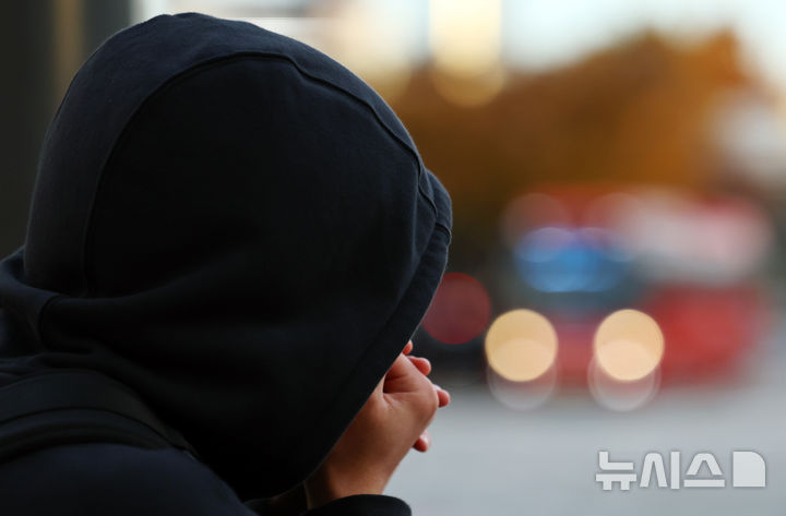 [서울=뉴시스] 최진석 기자 = 밤사이 초겨울 추위가 찾아온 17일 오전 서울 용산 한 도로에서 자전거를 타던 시민이 횡단보도 신호를 기다리며 손을 녹이고 있다. 2025.11.17. myjs@newsis.com