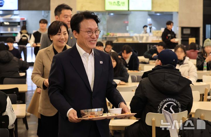 [서울=뉴시스] 청사사진기자단 = 김민석 국무총리와 송미령 농림축산식품부 장관이 17일 오전 서울 종로구 성균관대학교 은행골식당에서 학생들과 함께 '천원의 아침밥' 식사 배식을 받고 자리로 이동하고 있다. 2025.11.17. photo@newsis.com