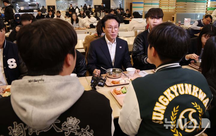 [서울=뉴시스] 청사사진기자단 = 김민석 국무총리가 17일 오전 서울 종로구 성균관대학교 은행골식당에서 학생들과 함께 '천원의 아침밥' 식사를 하며 이야기를 나누고 있다. 2025.11.17. photo@newsis.com