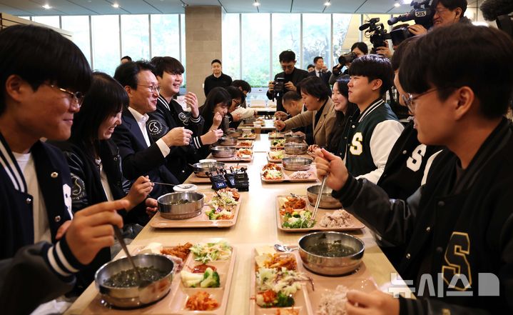 [서울=뉴시스] 청사사진기자단 = 김민석 국무총리가 17일 오전 서울 종로구 성균관대학교 은행골식당에서 학생들과 함께 '천원의 아침밥' 식사를 하며 이야기를 나누고 있다. 2025.11.17. photo@newsis.com