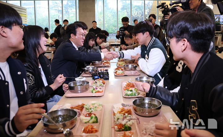 [서울=뉴시스] 청사사진기자단 = 김민석 국무총리가 17일 오전 서울 종로구 성균관대학교 은행골식당에서 학생들과 함께 '천원의 아침밥' 식사를 하며 이야기를 나누고 있다. 2025.11.17. photo@newsis.com
