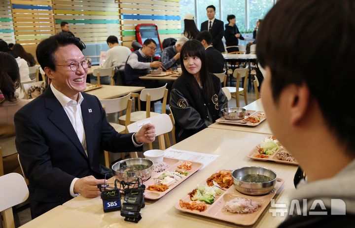 [서울=뉴시스] 청사사진기자단 = 김민석 국무총리가 17일 오전 서울 종로구 성균관대학교 은행골식당에서 학생들과 함께 '천원의 아침밥' 식사를 하며 이야기를 나누고 있다. 2025.11.17. photo@newsis.com