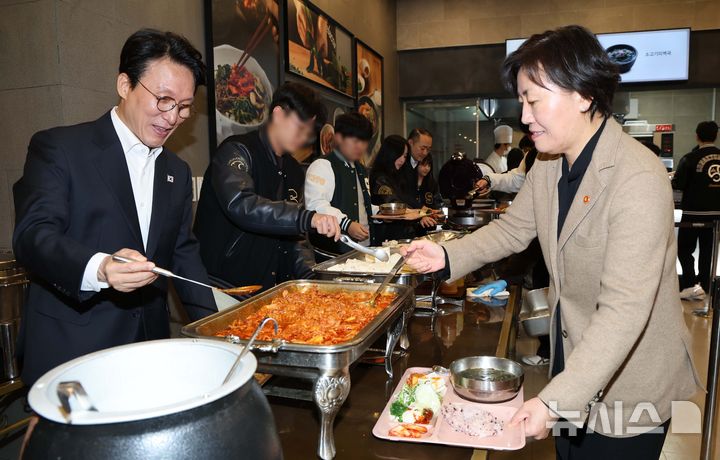 [서울=뉴시스] 청사사진기자단 = 김민석 국무총리와 송미령 농림축산식품부 장관이 17일 오전 서울 종로구 성균관대학교 은행골식당에서 학생들과 함께 '천원의 아침밥' 식사 배식을 하고 있다. 2025.11.17. photo@newsis.com