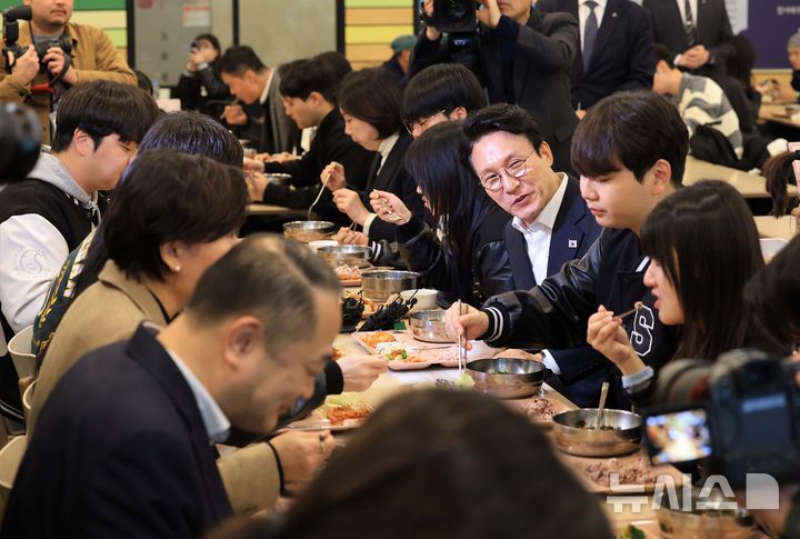 [서울=뉴시스] 청사사진기자단 = 사진은 김민석 국무총리가 지난 17일 오전 서울 종로구 성균관대학교 은행골식당에서 학생들과 함께 '천원의 아침밥' 식사를 하며 이야기를 나누고 있는 모습. 2025.11.17. photo@newsis.com