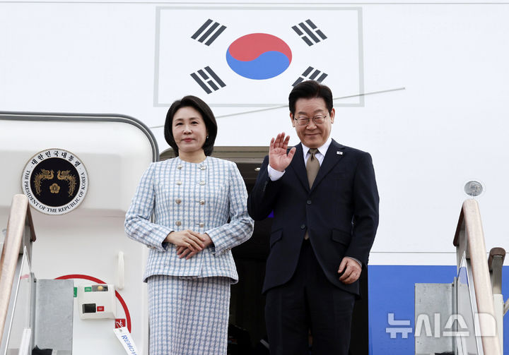 [성남=뉴시스] 최동준 기자 = 남아공 G20 정상회의에 참석하는 이재명 대통령과 김혜경 여사가 17일 경기 성남 서울공항에서 공군 1호기에 탑승해 인사를 하고 있다.이 대통령은 17~19일 아랍에미리트(UAE) 국빈 방문, 19~21일 이집트 공식 방문, 21~23일 남아공 G20 정상회의 참석, 24~25일 튀르키예 국빈 방문 일정을 이어간다. 2025.11.17. photocdj@newsis.com