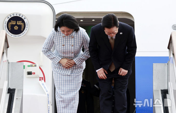 [성남=뉴시스] 최동준 기자 = 남아공 G20 정상회의에 참석하는 이재명 대통령과 김혜경 여사가 17일 경기 성남 서울공항에서 공군 1호기에 탑승해 인사를 하고 있다. 이 대통령은 17~19일 아랍에미리트(UAE) 국빈 방문, 19~21일 이집트 공식 방문, 21~23일 남아공 G20 정상회의 참석, 24~25일 튀르키예 국빈 방문 일정을 이어간다. 2025.11.17. photocdj@newsis.com