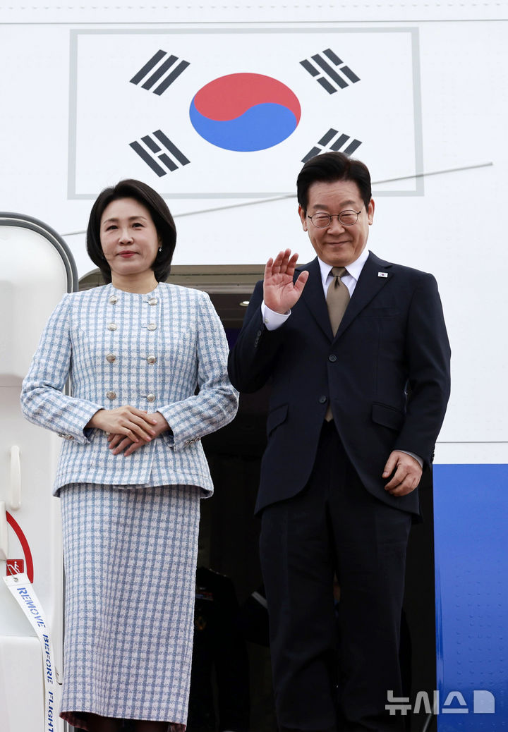 [성남=뉴시스] 최동준 기자 = 남아공 G20 정상회의에 참석하는 이재명 대통령과 김혜경 여사가 17일 경기 성남 서울공항에서 공군 1호기에 탑승해 인사를 하고 있다. 이 대통령은 17~19일 아랍에미리트(UAE) 국빈 방문, 19~21일 이집트 공식 방문, 21~23일 남아공 G20 정상회의 참석, 24~25일 튀르키예 국빈 방문 일정을 이어간다. 2025.11.17. photocdj@newsis.com