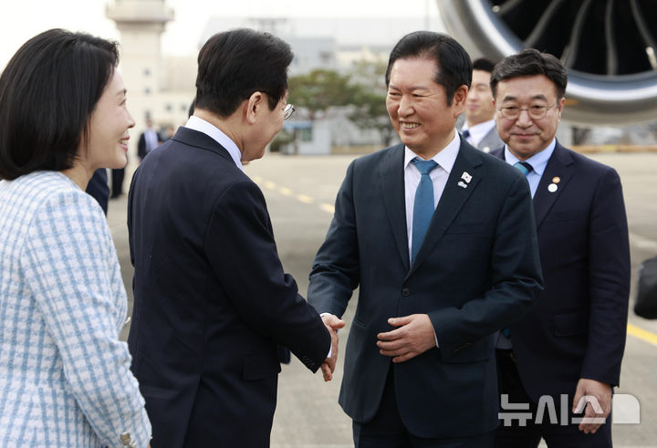 [성남=뉴시스] 최동준 기자 = 남아공 G20 정상회의 참석 차 순방길에 오르는 이재명 대통령이 17일 경기 성남 서울공항에서 정청래 더불어민주당 대표와 인사하고 있다. 이 대통령은 17~19일 아랍에미리트(UAE) 국빈 방문, 19~21일 이집트 공식 방문, 21~23일 남아공 G20 정상회의 참석, 24~25일 튀르키예 국빈 방문 일정을 이어간다. 2025.11.17. photocdj@newsis.com