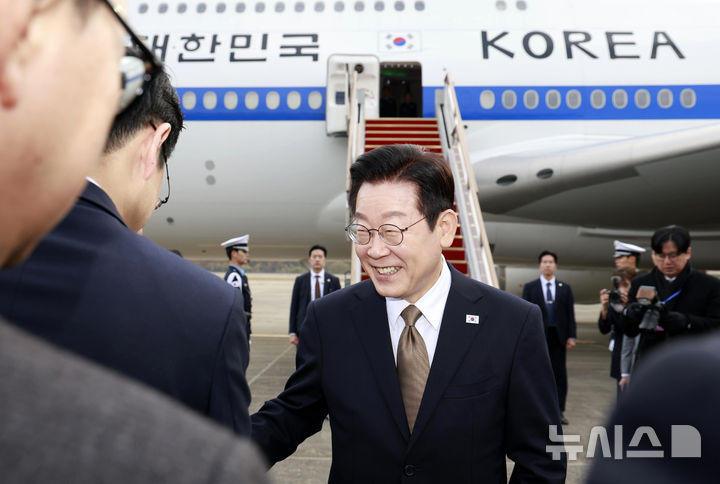 [성남=뉴시스] 최동준 기자 = 남아공 G20 정상회의 참석 차 순방길에 오르는 이재명 대통령이 17일 경기 성남 서울공항에서 환송인사들과 인사를 하고 있다. 이 대통령은 17~19일 아랍에미리트(UAE) 국빈 방문, 19~21일 이집트 공식 방문, 21~23일 남아공 G20 정상회의 참석, 24~25일 튀르키예 국빈 방문 일정을 이어간다. 2025.11.17. photocdj@newsis.com