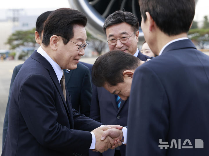 [성남=뉴시스] 최동준 기자 = 남아공 G20 정상회의 참석 차 순방길에 오르는 이재명 대통령이 17일 경기 성남 서울공항에서 김병기 더불어민주당 원내대표와 인사하고 있다. 이 대통령은 17~19일 아랍에미리트(UAE) 국빈 방문, 19~21일 이집트 공식 방문, 21~23일 남아공 G20 정상회의 참석, 24~25일 튀르키예 국빈 방문 일정을 이어간다. 2025.11.17. photocdj@newsis.com