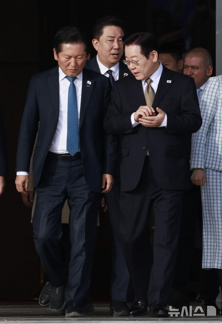 [성남=뉴시스] 최동준 기자 = 남아공 G20 정상회의 참석 차 순방길에 오르는 이재명 대통령이 17일 경기 성남 서울공항에서 정청래 더불어민주당 대표와 대화를 하며 공군1호기로 향하고 있다. 이 대통령은 17~19일 아랍에미리트(UAE) 국빈 방문, 19~21일 이집트 공식 방문, 21~23일 남아공 G20 정상회의 참석, 24~25일 튀르키예 국빈 방문 일정을 이어간다. 2025.11.17. photocdj@newsis.com