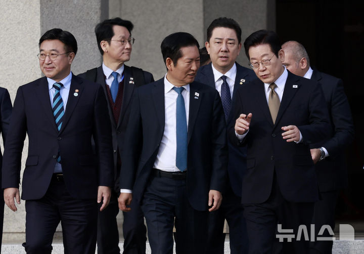 [성남=뉴시스] 최동준 기자 = 남아공 G20 정상회의 참석 차 순방길에 오르는 이재명 대통령이 17일 경기 성남 서울공항에서 정청래 더불어민주당 대표와 대화를 하며 공군1호기로 향하고 있다. 이 대통령은 17~19일 아랍에미리트(UAE) 국빈 방문, 19~21일 이집트 공식 방문, 21~23일 남아공 G20 정상회의 참석, 24~25일 튀르키예 국빈 방문 일정을 이어간다. 2025.11.17. photocdj@newsis.com