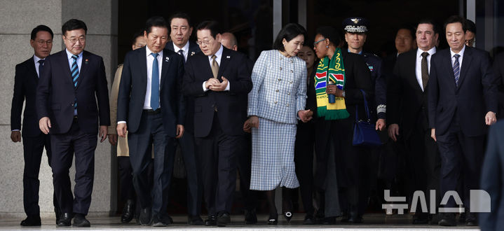 [성남=뉴시스] 최동준 기자 = 남아공 G20 정상회의 참석 차 순방길에 오르는 이재명 대통령과 김혜경 여사가 17일 경기 성남 서울공항에서 공군 1호기로 향하고 있다. 이 대통령은 17~19일 아랍에미리트(UAE) 국빈 방문, 19~21일 이집트 공식 방문, 21~23일 남아공 G20 정상회의 참석, 24~25일 튀르키예 국빈 방문 일정을 이어간다. 2025.11.17. photocdj@newsis.com