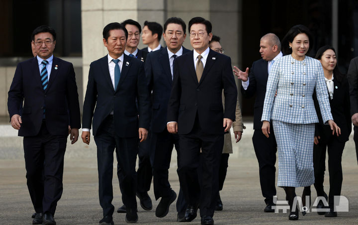 [성남=뉴시스] 최동준 기자 = 남아공 G20 정상회의 참석 차 순방길에 오르는 이재명 대통령과 김혜경 여사가 17일 경기 성남 서울공항에서 공군 1호기로 향하고 있다. 이 대통령은 17~19일 아랍에미리트(UAE) 국빈 방문, 19~21일 이집트 공식 방문, 21~23일 남아공 G20 정상회의 참석, 24~25일 튀르키예 국빈 방문 일정을 이어간다. 2025.11.17. photocdj@newsis.com