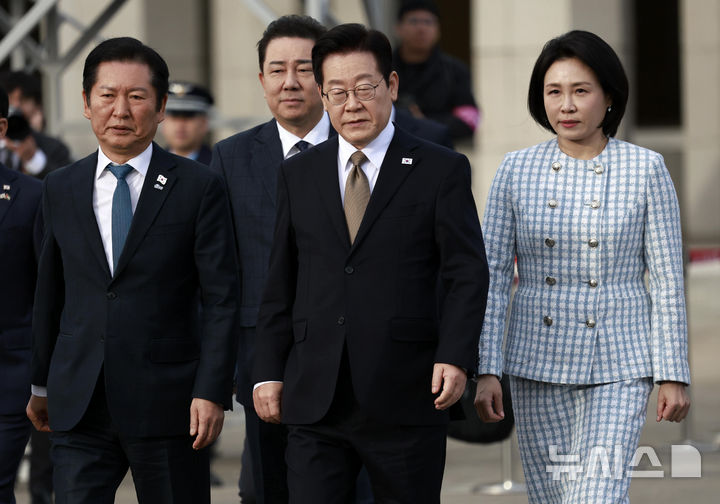 [성남=뉴시스] 최동준 기자 = 남아공 G20 정상회의 참석 차 순방길에 오르는 이재명 대통령과 김혜경 여사가 17일 경기 성남 서울공항에서 공군 1호기로 향하고 있다. 왼쪽은 정청래 더불어민주당 대표. 이 대통령은 17~19일 아랍에미리트(UAE) 국빈 방문, 19~21일 이집트 공식 방문, 21~23일 남아공 G20 정상회의 참석, 24~25일 튀르키예 국빈 방문 일정을 이어간다. 2025.11.17. photocdj@newsis.com