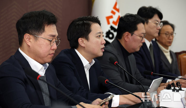 [서울=뉴시스] 김금보 기자 = 이준석 개혁신당 대표가 17일 오전 서울 여의도 국회에서 열린 최고위원회의에서 발언을 하고 있다. 2025.11.17. kgb@newsis.com