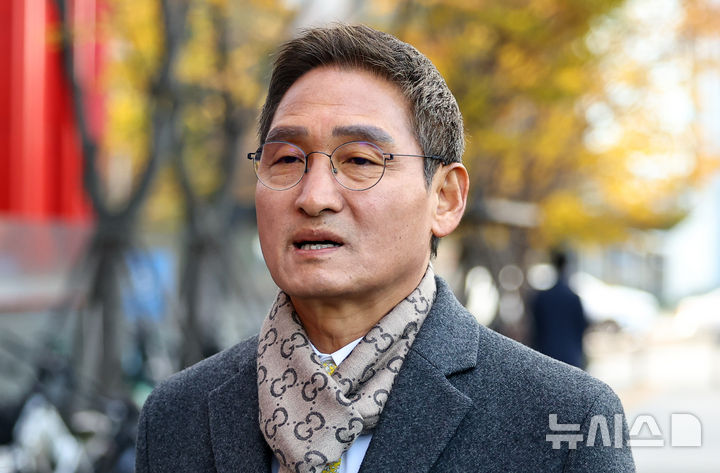 [서울=뉴시스] 최진석 기자 = 관봉권 띠지 폐기 의혹과 쿠팡 퇴직금 불기소 외압 의혹 진상 규명을 위한 특검(상설특별검사)에 임명된 안권섭 변호사가 17일 서울 여의도 사무실로 출근하면 취재진의 질문에 답하고 있다. 2025.11.17. myjs@newsis.com