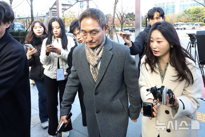 [서울=뉴시스] 최진석 기자 = 관봉권 띠지 폐기 의혹과 쿠팡 퇴직금 불기소 외압 의혹 진상 규명을 위한 특검(상설특별검사)에 임명된 안권섭 변호사가 17일 서울 여의도 사무실로 출근하면 취재진의 질문에 답하고 있다. 2025.11.17. myjs@newsis.com