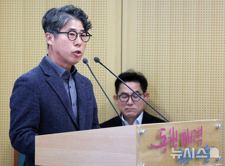 [서울=뉴시스] 이영환 기자 = 김선직 한강버스 대표가 17일 오전 서울 중구 서울시청 브리핑룸에서 한강버스 멈춤사고 관련 브리핑을 마친 후 취재진의 질문에 답하고 있다.지난 15일 20시25분께 잠실선착장 인근 100m 부근에서 잠실행 7항차 102호 선박이 바닥에 걸려 멈추는 사고가 발생했다. 2025.11.17. 20hwan@newsis.com