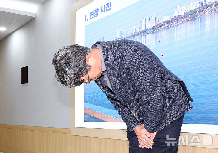 [서울=뉴시스] 이영환 기자 = 김선직 한강버스 대표가 17일 오전 서울 중구 서울시청 브리핑룸에서 한강버스 멈춤사고 관련 브리핑에 앞서 고개숙여 사과를 하고 있다.지난 15일 20시25분께 잠실선착장 인근 100m 부근에서 잠실행 7항차 102호 선박이 바닥에 걸려 멈추는 사고가 발생했다. 2025.11.17. 20hwan@newsis.com