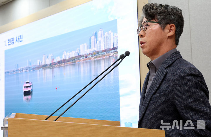 [서울=뉴시스] 이영환 기자 = 김선직 한강버스 대표가 17일 오전 서울 중구 서울시청 브리핑룸에서 한강버스 멈춤사고 관련 브리핑에을 하고 있다.지난 15일 20시25분께 잠실선착장 인근 100m 부근에서 잠실행 7항차 102호 선박이 바닥에 걸려 멈추는 사고가 발생했다. 2025.11.17. 20hwan@newsis.com