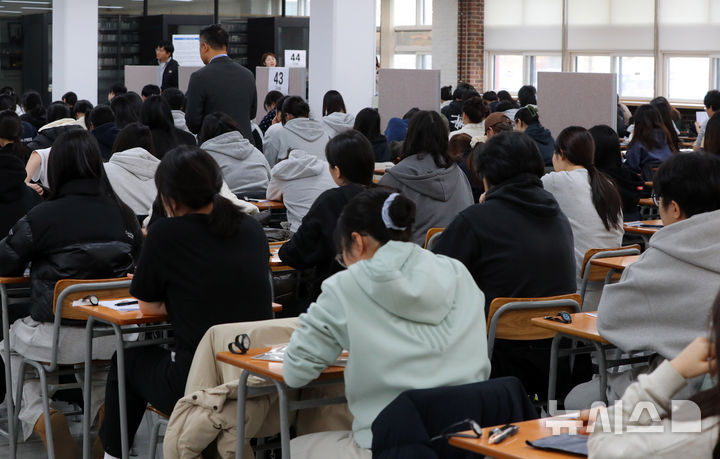 [서울=뉴시스] 김혜진 기자 = 지난해 11월 17일 서울 노원구 삼육대학교에서 2026학년도 수시모집 논술 시험에 응시한 수험생들이 시험 시작을 기다리고 있다. 2025.11.17. jini@newsis.com