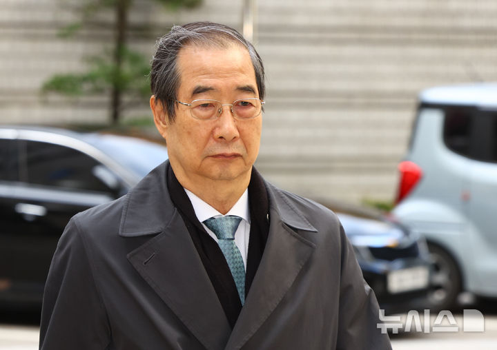 [서울=뉴시스] 황준선 기자 = 한덕수 전 국무총리가 17일 오전 서울 서초구 서울중앙지방법원에서 열린 내란방조·위증 등 혐의 9차 공판에 출석하고 있다. 2025.11.17. hwang@newsis.com