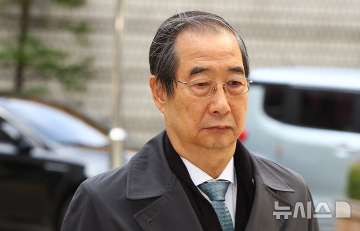 [서울=뉴시스] 황준선 기자 = 한덕수 전 국무총리가 17일 오전 서울 서초구 서울중앙지방법원에서 열린 내란방조·위증 등 혐의 9차 공판에 출석하고 있다. 2025.11.17. hwang@newsis.com