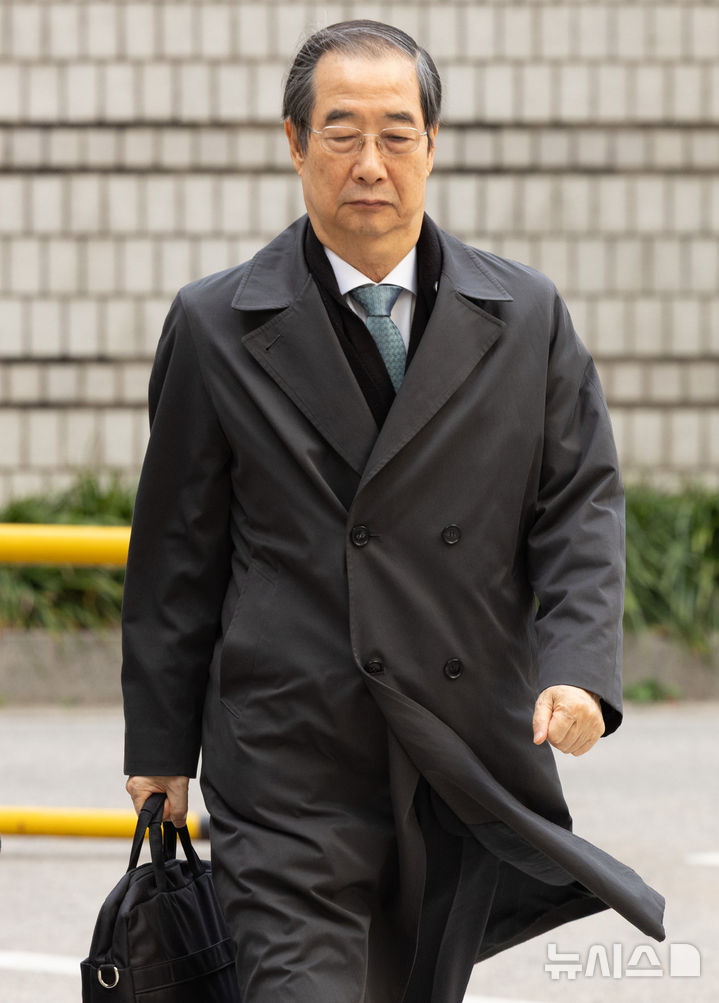 [서울=뉴시스] 황준선 기자 =12·3 비상계엄 관련 내란·외환 혐의를 수사하는 특별검사팀이 헌법재판관 후보자 미임명 의혹과 관련해 한덕수 전 국무총리를 소환했다. 한 전 총리가 17일 오전 서울 서초구 서울중앙지방법원에서 열린 내란방조·위증 등 혐의 9차 공판에 출석하고 있다. 2025.11.17. hwang@newsis.com