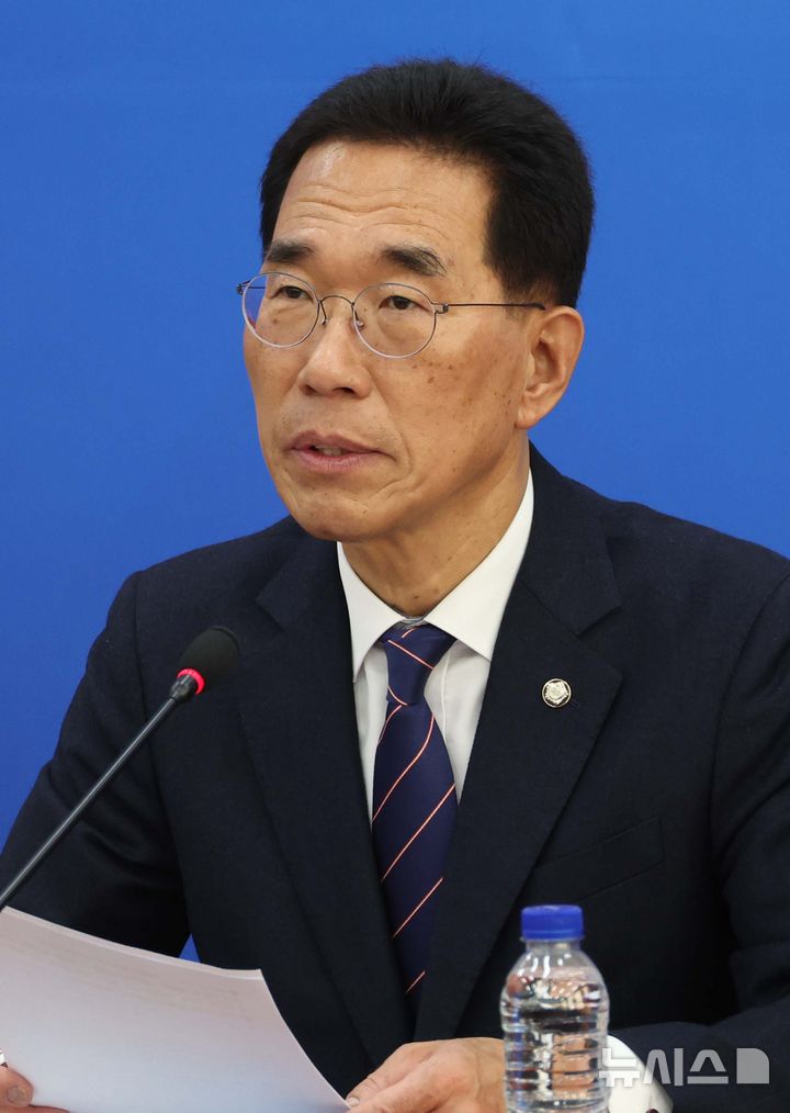 [서울=뉴시스] 조성봉 기자 = 김주영 더불어민주당 산재예방TF 단장이 17일 오전 서울 여의도 국회에서 열린 산재예방TF 11월 정기국회 산업안전 입법 추진 과제 발표에서 발언을 하고 있다. 2025.11.17. suncho21@newsis.com