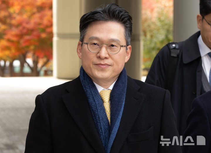 [서울=뉴시스] 황준선 기자 =  채상병 순직 사건 수사를 방해한 혐의를 받는 김선규 전 고위공직자범죄수사처 부장검사가 17일 오전 서울 서초구 서울중앙지방법원에서 열린 구속 전 피의자 심문(영장실질심사)에 출석하고 있다. 2025.11.17. hwang@newsis.com