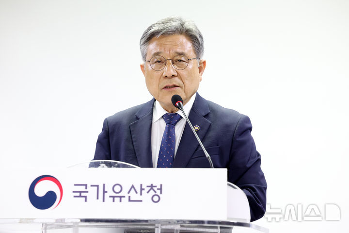 [서울=뉴시스] 박진희 기자 = 허민 국가유산청장이 17일 서울 종로구 국립고궁박물관에서 세곈문화유산 '종묘' 앞 세운재정비촉진계획 관련 입장 및 향후 대응 발표 기자간담회를 하고 있다. 2025.11.17. pak7130@newsis.com