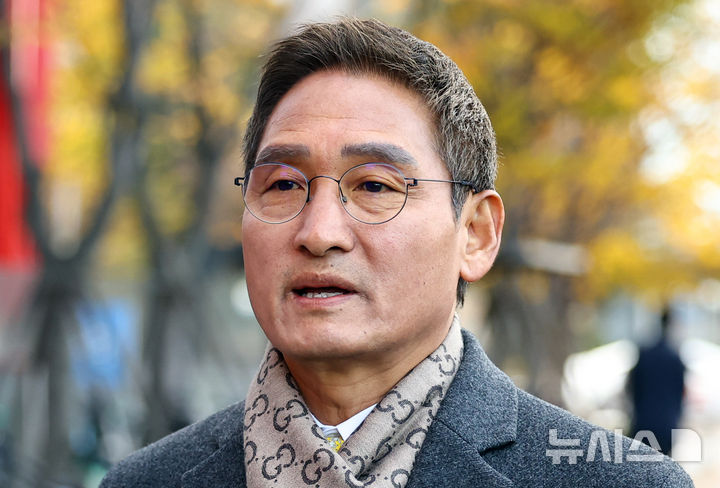 [서울=뉴시스] 최진석 기자 = 관봉권 띠지 폐기 의혹과 쿠팡 퇴직금 불기소 외압 의혹 진상 규명을 위한 특검(상설특별검사)에 임명된 안권섭 변호사가 17일 서울 여의도 사무실로 출근하며 취재진의 질문에 답하고 있다. 2025.11.17. myjs@newsis.com