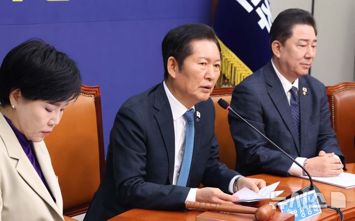 [서울=뉴시스] 조성봉 기자 = 정청래 더불어민주당 대표가 17일 오전 서울 여의도 국회에서 열린 최고위원회의에서 발언을 하고 있다. 2025.11.17. suncho21@newsis.com