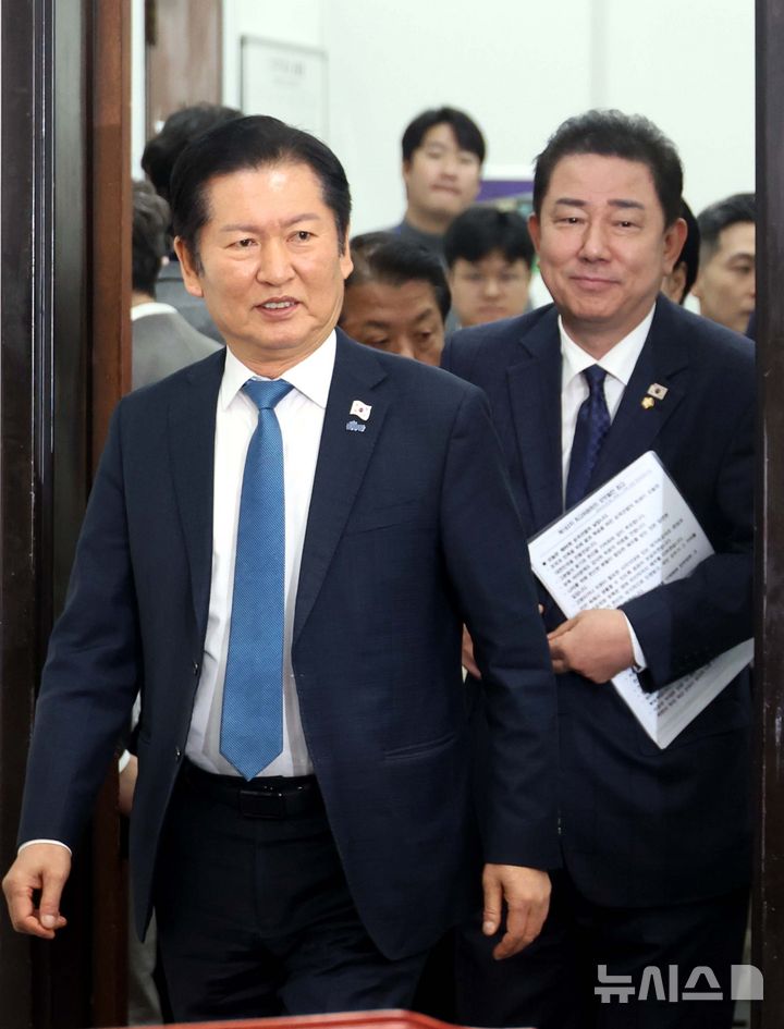 [서울=뉴시스] 조성봉 기자 = 정청래 더불어민주당 대표와 김병기 원내대표가 17일 오전 서울 여의도 국회에서 열린 최고위원회의에 참석하고 있다. 2025.11.17. suncho21@newsis.com