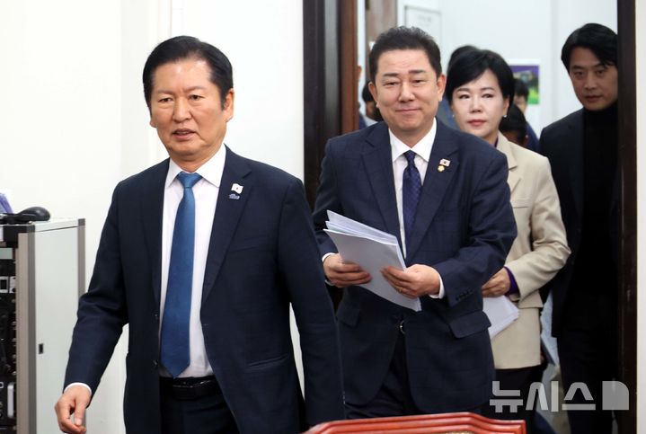 [서울=뉴시스] 조성봉 기자 = 정청래 더불어민주당 대표와 김병기 원내대표가 17일 오전 서울 여의도 국회에서 열린 최고위원회의에 참석하고 있다. 2025.11.17. suncho21@newsis.com